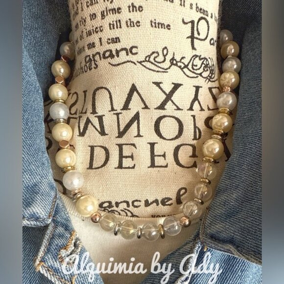 Alquimia Jewelry - Gold and pearl beaded necklace with Aura quartz